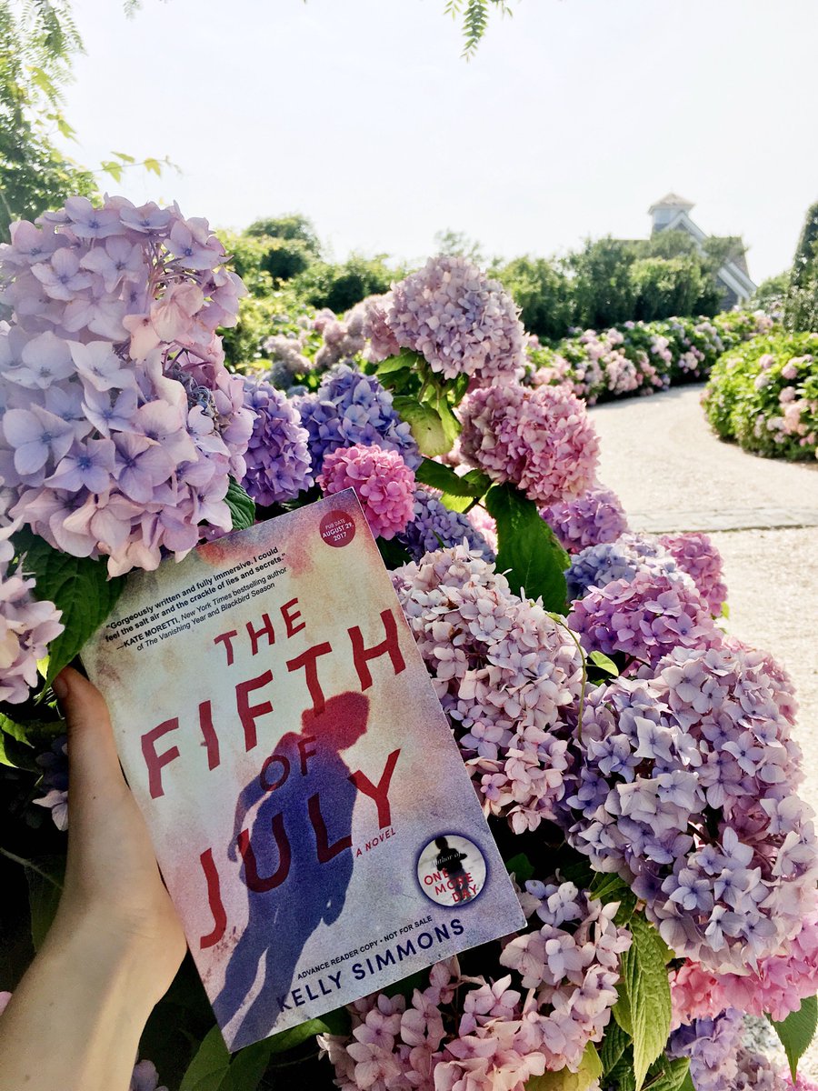 kellysimmons's tweet photo. I’ll be at @Mitchells_MBC signing on (wait for it) the 5th of July! 🇺🇸 #hydrangeas not included. #summersuspense #beachreads #beachhousemysteries https://t.co/NSvv0Z3eB4