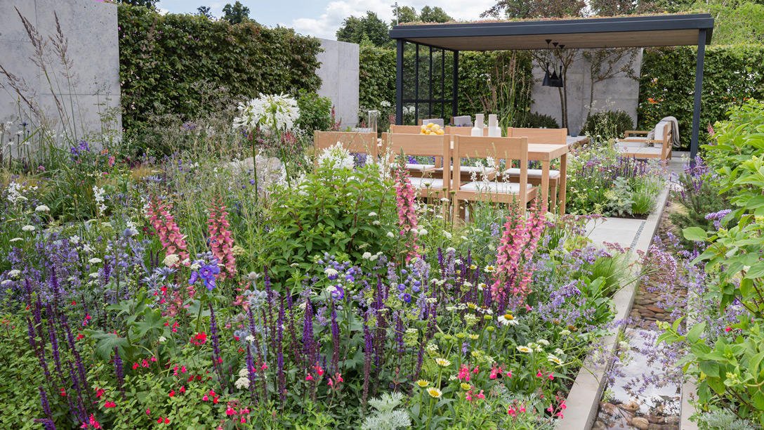 The_RHS's tweet photo. The @VikingCruises Lagom Garden at #RHSHampton is a space in which to relax where wildlife can thrive. The inspiration comes from the idea of ‘lagom’, which means not too much, not too little, but perfectly balanced. 

https://t.co/y49J4NDtHf @WillWilliamsGD @BurnhamLandscap https://t.co/v9cQhr19M1