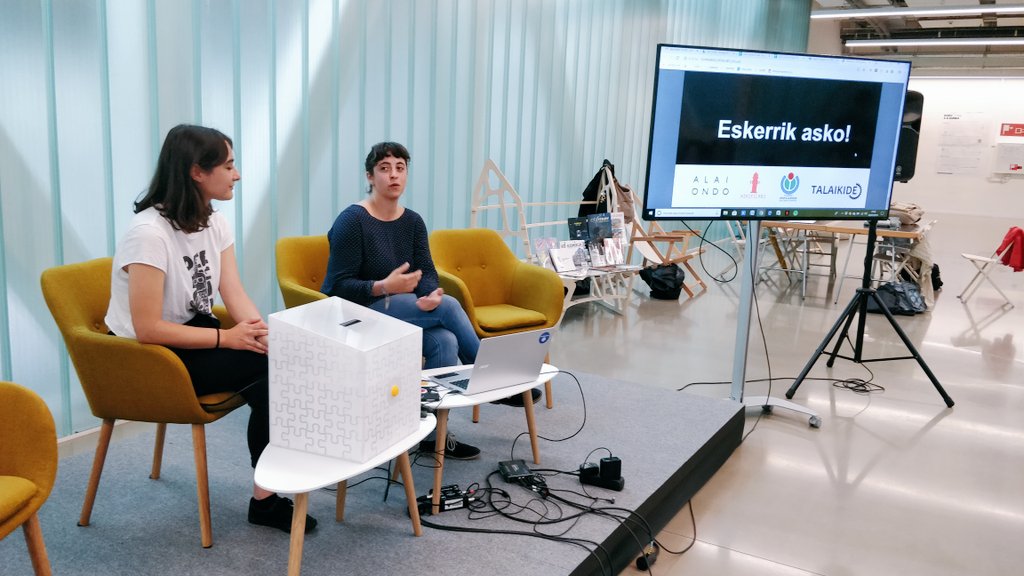 TBKmedialab's tweet photo. Gaurkoan #Wikimedia @euwikipedia lantegia daukagu gurekin, komikiaren inguruko proiektu aurkezpenak eta elkarrekin aritzeko lantegiak antolatu dituzte . Laborategian landutako #Wikibox prototipoa aurkeztu da ere. @estefull @AlaiOndoStudioa https://t.co/LO3s8T895q