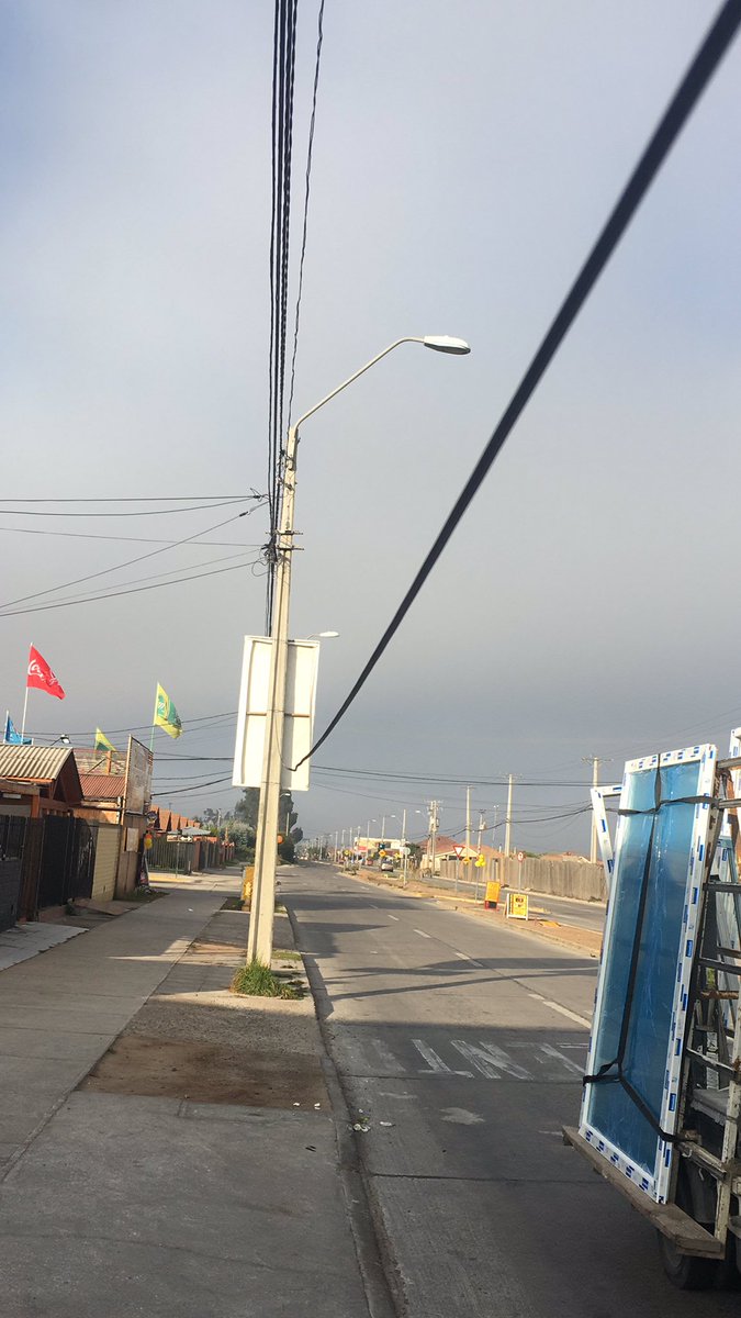 Petitdubo's tweet photo. @CGE_Clientes estimados tengo un cable colgando de poste a poste en la entrada de mi local, esto imposibilita el ingreso al estacionamiento https://t.co/gxn16zol64