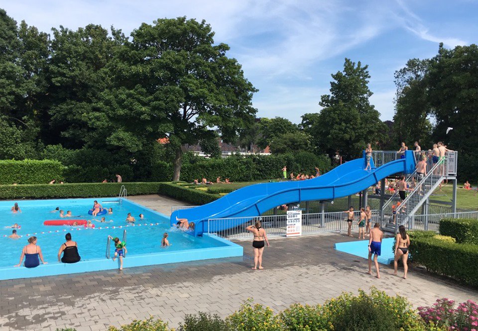 Vorige week kwamen er zo'n 5.000 bezoekers naar Zwembad de Ringberg in Scheemda. Volgens de medewerkers van het zwembad is er een leuke sfeer. Ook komen er steeds meer jongeren naar Scheemda. De nieuwe glijbaan wordt volop gebruikt en de waaghalzen gaan van de duikplank.