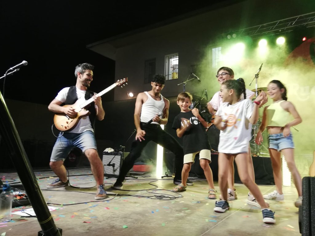 ruc_n_roll's tweet photo. ✨ #Moments | 28-06-2019
Una nit a #Riudecols (#BaixCamp)...
💜💜💜
~ RUC’N’ROLL | #Gira2019 ~
El bo i millor del #RockCatalà!
Amb el suport de:
Plataforma Per La Llengua
#LLENGUA
#CULTURA
#LLIBERTAT
#RUC | #ASE | #BURRO
🍼 #ambCantimplora!!
+ INFO:
https://t.co/2rDCASthlp https://t.co/lBbokqKagp