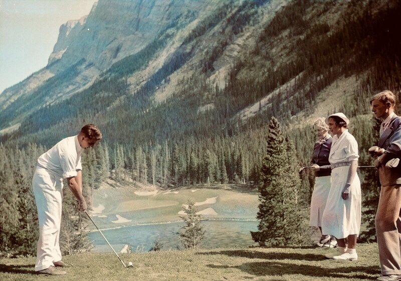 cdngolftraveler's tweet photo. Yesterday I posted a photo of Cliffhanger, the dramatic signature par 3 @greywolfgolf. Now here's my favourite pic of the granddaddy of Canadian short holes, the iconic Devil's Cauldron at #BanffSpringsGC: https://t.co/iEM7wVzti2 (colourization: @Daib212) https://t.co/71706ljMfa