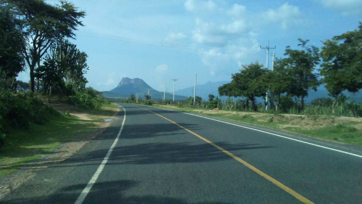 KatyAppletonUEA's tweet photo. We're down into the rift valley now, less than 1hr to go (hopefully) #envkenya19 #stillgotdata https://t.co/NMLaa5pFHx