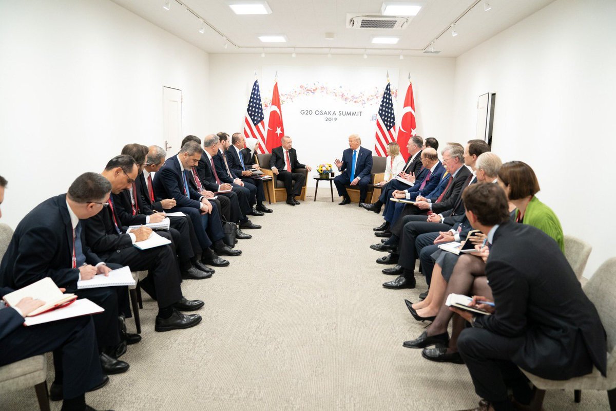 fahrettinaltun's tweet photo. CHP Genel Başkanı Kemal Kılıçdaroğlu, “Osaka’daki fotoğrafı görmüşsünüzdür. Trump ile Erdoğan yan yana oturuyorlar. Amerikan heyetinde herkesin elinde not defteri ve kalem var. Bizim ekibin de elinde ne kalem var ne de not defteri var” diyerek açıkça yalan söylemiştir. https://t.co/xA12kK70Xj