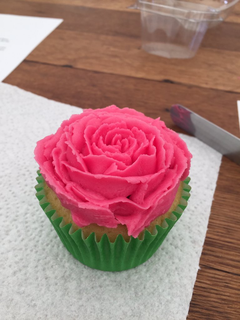 #rhshampton #cakemeup my new rose icing trick!