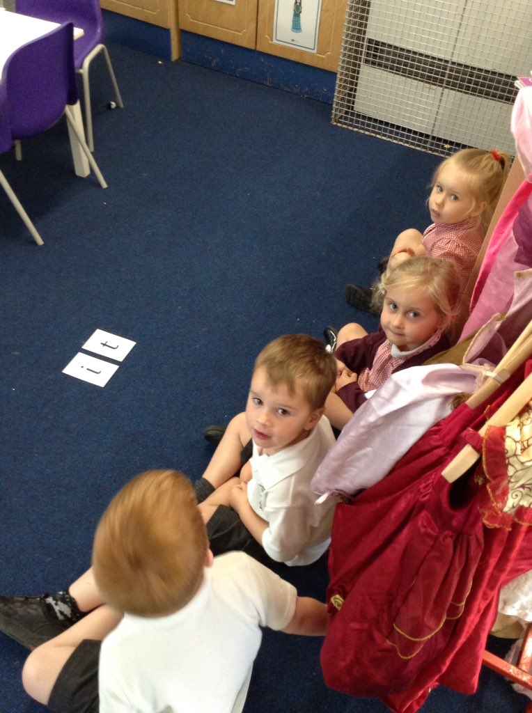 Jillearlyyears's tweet photo. Segmenting and blending two sounds, i - t and then adding initial sound practising our cvc words. The challenging today is to practise some at home. #fun https://t.co/6zowlLRIqK