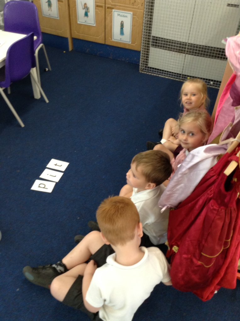 Jillearlyyears's tweet photo. Segmenting and blending two sounds, i - t and then adding initial sound practising our cvc words. The challenging today is to practise some at home. #fun https://t.co/6zowlLRIqK