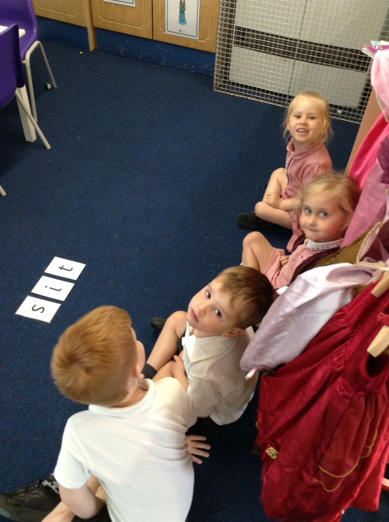 Jillearlyyears's tweet photo. Segmenting and blending two sounds, i - t and then adding initial sound practising our cvc words. The challenging today is to practise some at home. #fun https://t.co/6zowlLRIqK