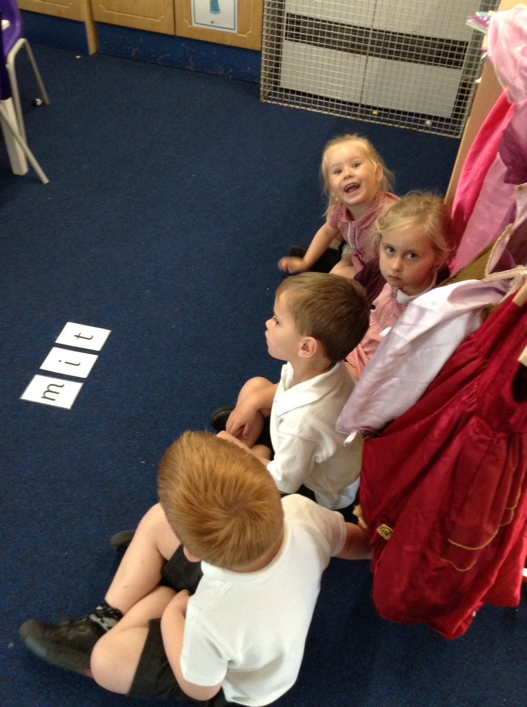Jillearlyyears's tweet photo. Segmenting and blending two sounds, i - t and then adding initial sound practising our cvc words. The challenging today is to practise some at home. #fun https://t.co/6zowlLRIqK
