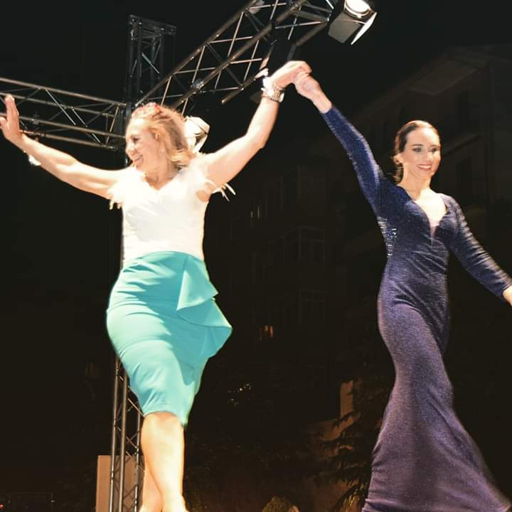 SemanaModaPla's tweet photo. Qué grande, Amalia Corchero  @GalateaModa, qué maravillosa colección nos presentó en nuestra plaza. 
Vestidos espectaculares...👏🏻👏🏻👏🏻😍🌈
#IIPlazaDeLaDiversidad https://t.co/KZER2nuD3G