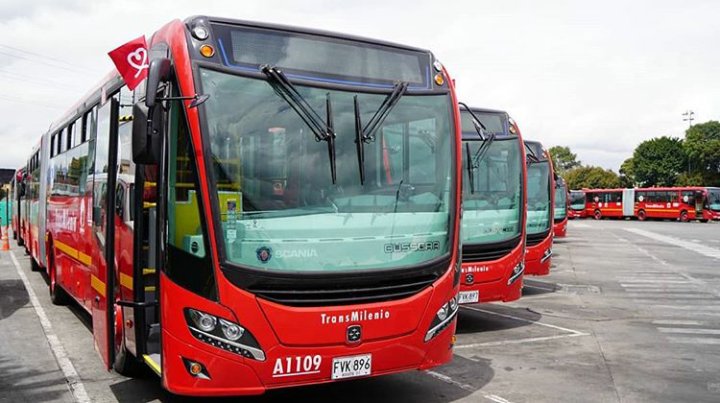 transmizonalbta's tweet photo. (Galería) Nuevos buses articulados a gas EuroVI, fabricados por @BusscarColombia con chasis de @ScaniaGroup.

Primera entrega de 140 buses, propiedad de la empresa #SI18 y pertenecientes al Patio Norte. #sitp #transmilenio

📷 Fotos: InfoSitpBta. https://t.co/im8msccfZ9