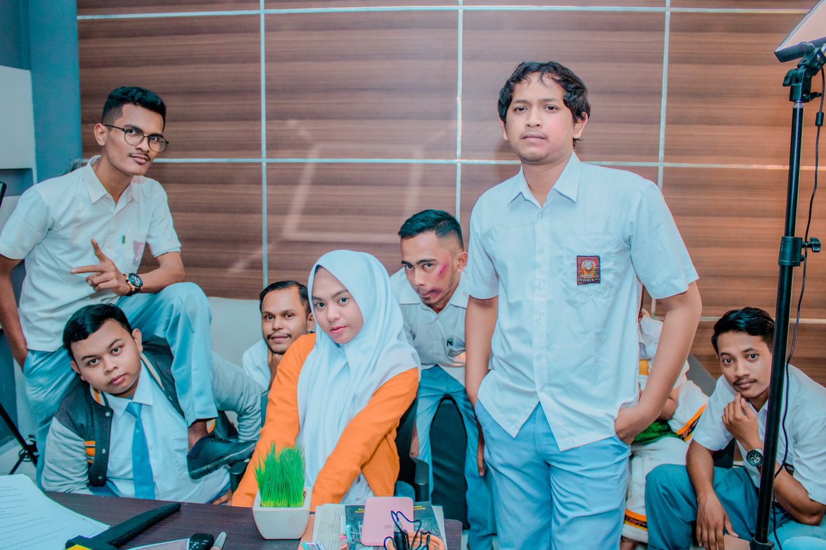 TeukuIsmail5's tweet photo. Cuma mereka yang berani pose sepeeti ini diruang kepala sekolah. 😅
#sekolah 
#KangenDesa 
#JumatBerkah https://t.co/T92TEfAL9u