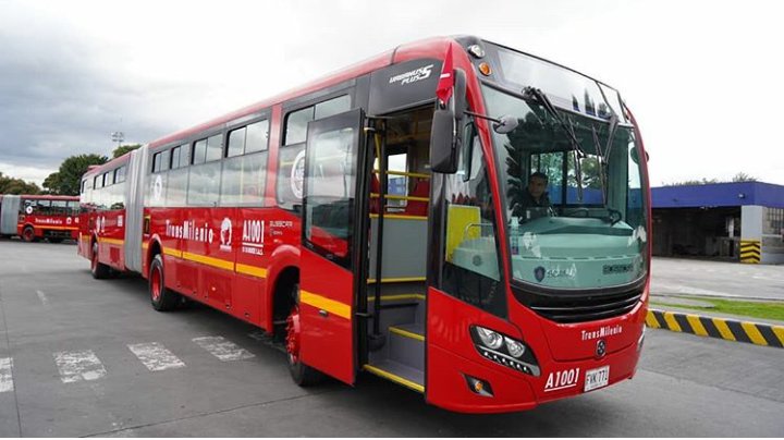 transmizonalbta's tweet photo. (Galería) Nuevos buses articulados a gas EuroVI, fabricados por @BusscarColombia con chasis de @ScaniaGroup.

Primera entrega de 140 buses, propiedad de la empresa #SI18 y pertenecientes al Patio Norte. #sitp #transmilenio

📷 Fotos: InfoSitpBta. https://t.co/im8msccfZ9