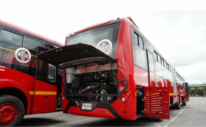transmizonalbta's tweet photo. (Galería) Nuevos buses articulados a gas EuroVI, fabricados por @BusscarColombia con chasis de @ScaniaGroup.

Primera entrega de 140 buses, propiedad de la empresa #SI18 y pertenecientes al Patio Norte. #sitp #transmilenio

📷 Fotos: InfoSitpBta. https://t.co/im8msccfZ9