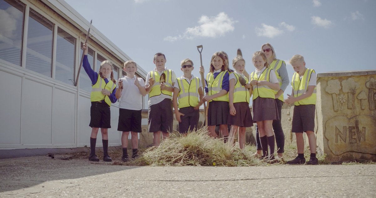 LymingtonJunior's tweet photo. Volunteer gardeners working hard today at the @wightlinkferry terminal. Proud to be involved in this community project. Thanks to Mrs Moossun and the children for their hard work! Watch this space to see how the design develops...#CommunityKids https://t.co/7X1K7cdqPv