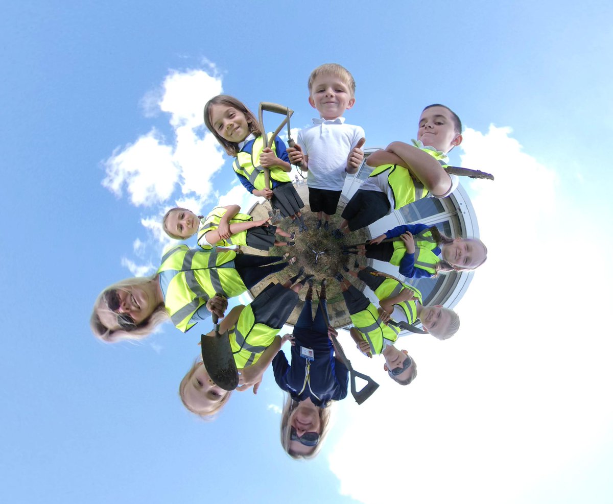 LymingtonJunior's tweet photo. Volunteer gardeners working hard today at the @wightlinkferry terminal. Proud to be involved in this community project. Thanks to Mrs Moossun and the children for their hard work! Watch this space to see how the design develops...#CommunityKids https://t.co/7X1K7cdqPv