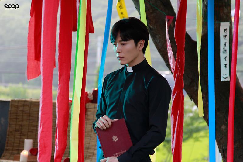 '김재욱은 사제 역의 캐릭터를 위해 관련 서적도 읽고, 바티칸도 가며 캐릭터를 연구했다. 촬영 전 필리핀에 가서 구마 사제를 하는 신부의 강의를 듣기도 했다. 이를 통해 작품에서 최윤의 모습이 구체화 됐단다.'
#김재욱 #최윤
m.dailian.co.kr/news/view/7501…