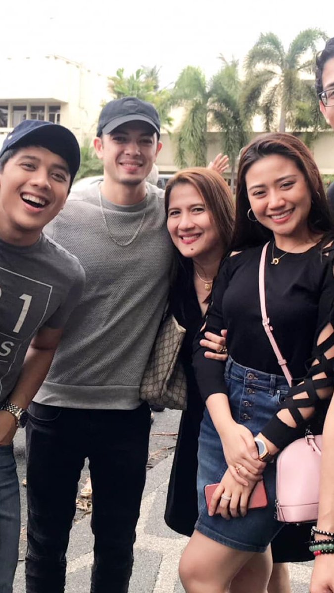 jstAFuckingFan's tweet photo. Naks naman. Parang sa school lang, kunwari one seat apart 🤣 iba talaga pagkasama ang kunsintidor. 🔥 https://t.co/d4e4fDnM6b