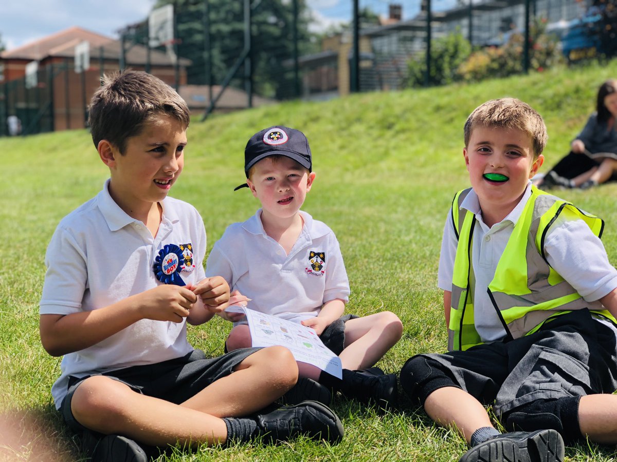 StColumbasLPrep's tweet photo. #SCCReception and #SCCPrep2 working together on a scavenger hunt. #teamwork #scavengerhunt #columbanqualities https://t.co/8MlbP8Nitt