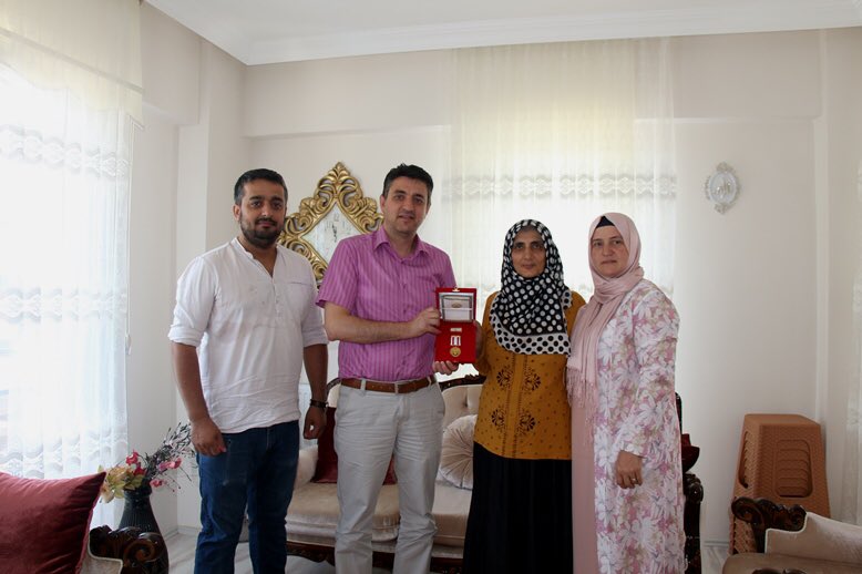 SakaryaAshim's tweet photo. Kıbrıs Barış Harekatı'na katılarak kahramanca savaşan Gazilerimizden vefat edenlerin ailelerini, bizzat İl Müdürümüz @musazor54 ve İl Müdür Yrd. @yaseminturan54  evlerinde ziyaret ederek, KKTC tarafından hazırlanan madalyalarını rahmetli gazilerimizin eşlerine takdim ettiler🇹🇷 https://t.co/y63tnxKFNf