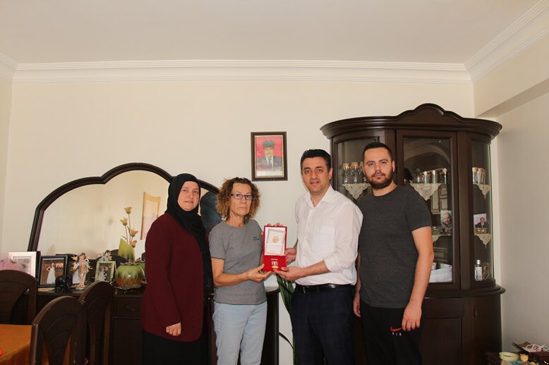 SakaryaAshim's tweet photo. Kıbrıs Barış Harekatı'na katılarak kahramanca savaşan Gazilerimizden vefat edenlerin ailelerini, bizzat İl Müdürümüz @musazor54 ve İl Müdür Yrd. @yaseminturan54  evlerinde ziyaret ederek, KKTC tarafından hazırlanan madalyalarını rahmetli gazilerimizin eşlerine takdim ettiler🇹🇷 https://t.co/y63tnxKFNf