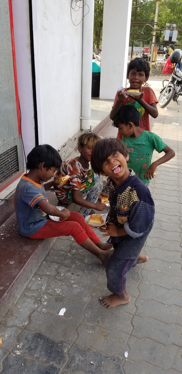 nidhi_sathiya's tweet photo. I just realized how a small piece of Puff can change a Sad beggar face to a naughty carefree kid...
#LittleHappiness 🥳🥳🥳
#CurbHunger 🌮🌮
#CutenessOverloaded 😘😘😘
#AllSmiles 😛😛😛
#SpreadLove ❤❤❤
#ThankYouGod for everything 🙏 https://t.co/OKDDdTaavZ