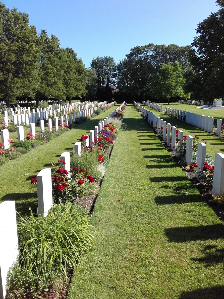 Chrishawes123's tweet photo. Cambridge cemetery @cwgc looking splendid in the sunshine. Why not visit 1 of the 4 cwgc plots within the Newmarket Road Cemetery. Well done #Harry #eastregion https://t.co/NVEtLAvCjG