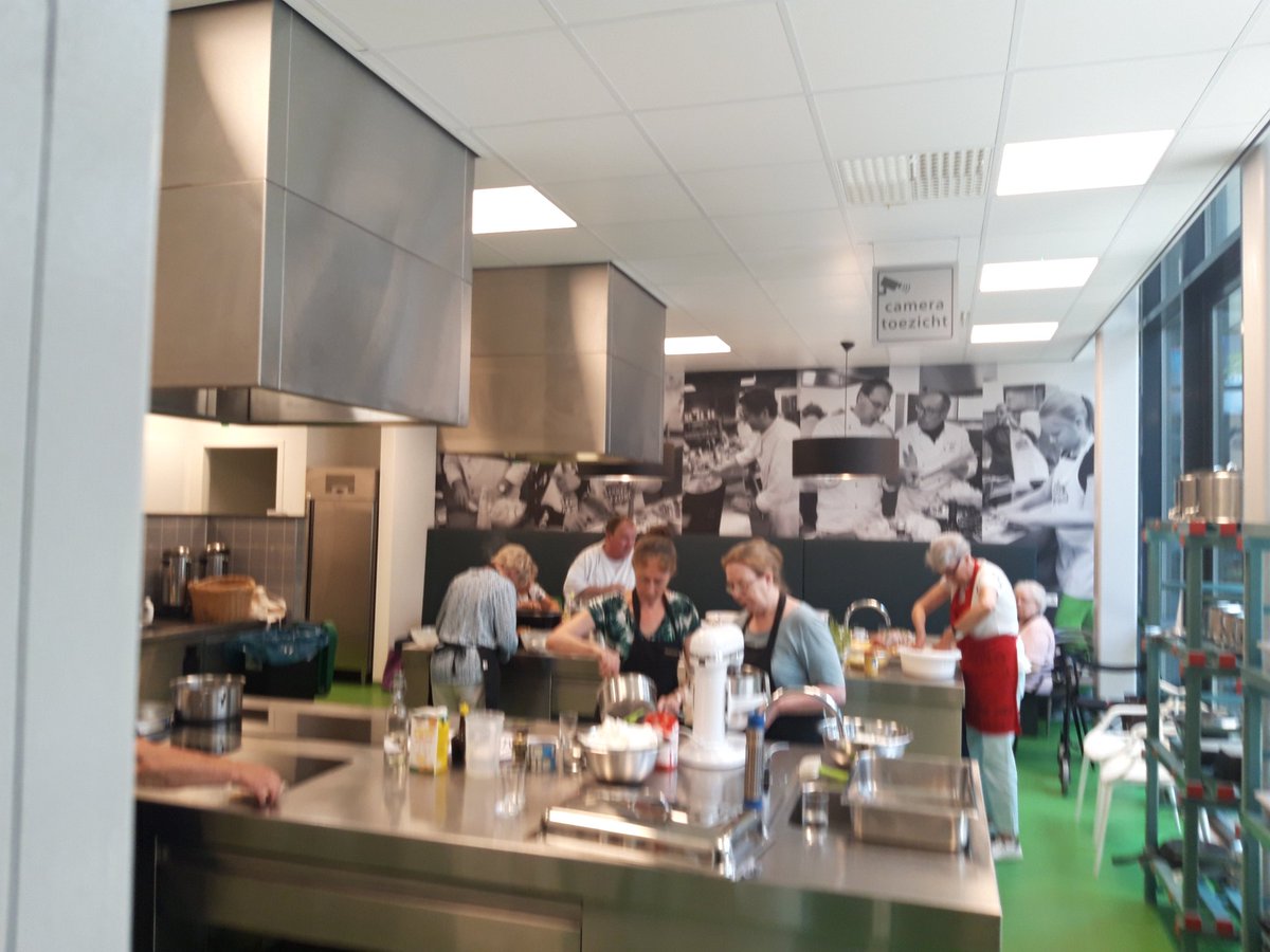 #Zomerweken #Levgroep koken met de Franse slag. Om 6 aan tafel met 30 55+-ers in het mooie wijkgebouw #Westwijzer