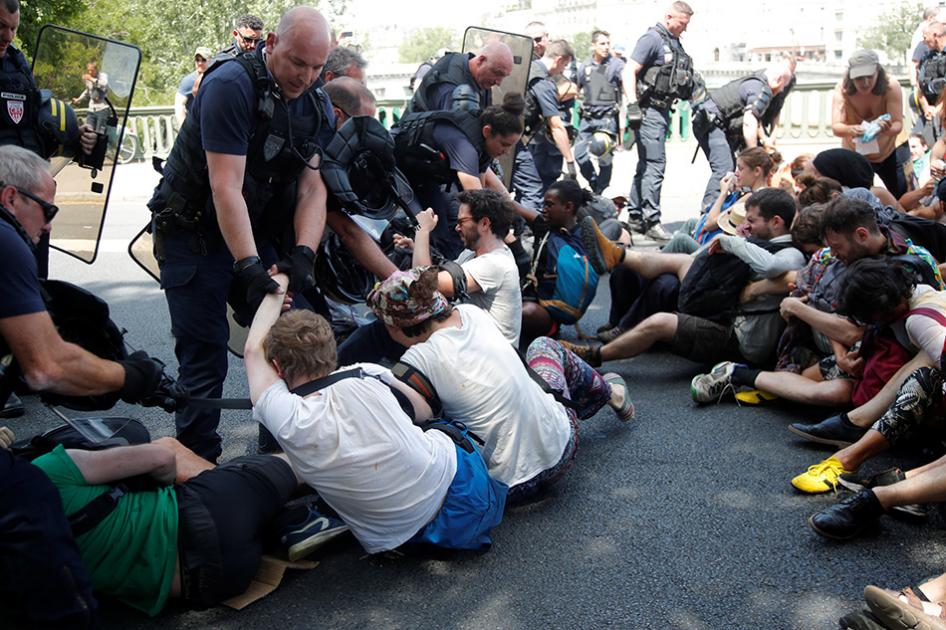 katha_nina's tweet photo. Last weekend, France recorded an all-time heat record of 45.9 degrees Celsius. But when Extinction Rebellion organized a protest demanding France act more swiftly to reduce carbon emissions, they faced a harsh police response. https://t.co/c4bePqPDdZ @XtinctionRebel https://t.co/LcWmUh54zj