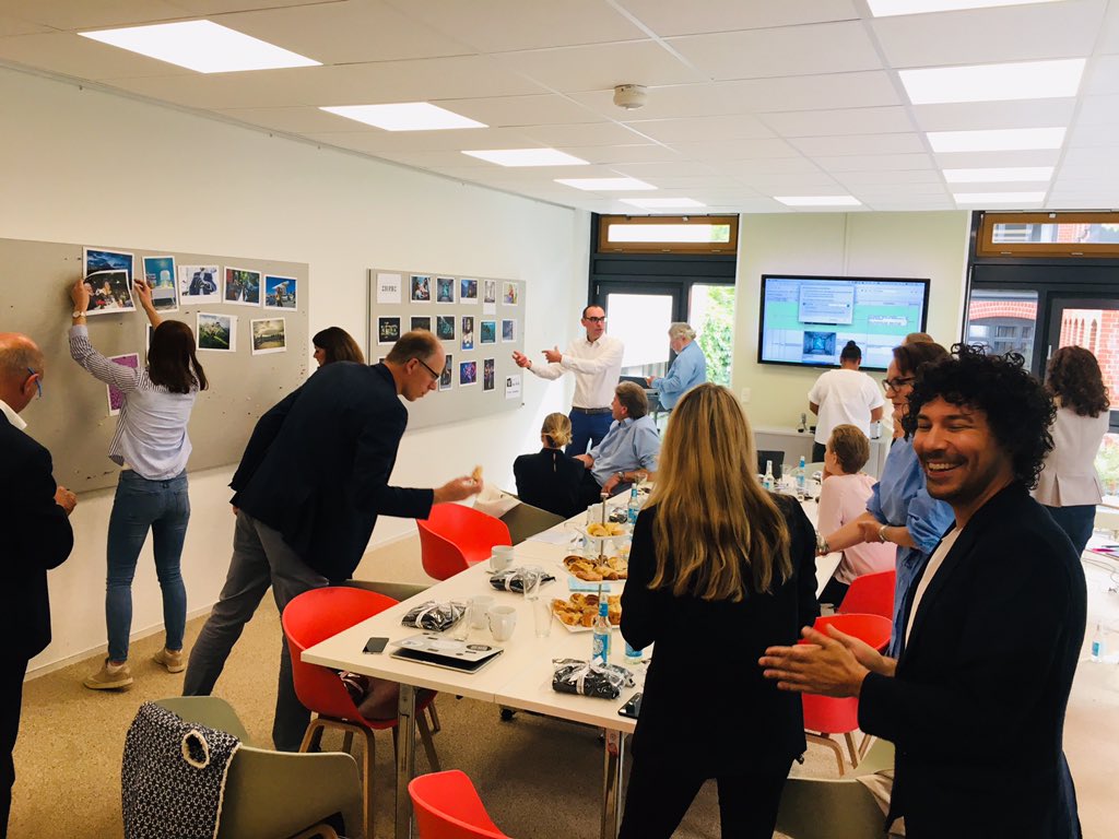 susan_sass's tweet photo. Tolle Jurysitzung bei @newsaktuell mit toller Jury (@SebastianVesper @frankzdeluxe @berle_m @theresahein_ @SusanneMarell #borisentrup @DanielaWeltz) u tollen PR-Bildern. Bin ganz entzückt u freue mich schon jetzt wie Bolle auf die Verleihung im Oktober! 😊🤘 #hartearbeit #prba19 https://t.co/yUXEo9Klc2