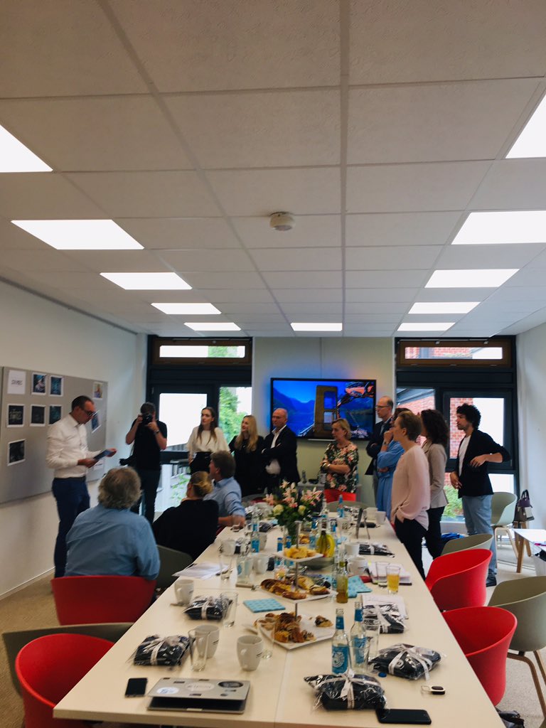 susan_sass's tweet photo. Tolle Jurysitzung bei @newsaktuell mit toller Jury (@SebastianVesper @frankzdeluxe @berle_m @theresahein_ @SusanneMarell #borisentrup @DanielaWeltz) u tollen PR-Bildern. Bin ganz entzückt u freue mich schon jetzt wie Bolle auf die Verleihung im Oktober! 😊🤘 #hartearbeit #prba19 https://t.co/yUXEo9Klc2