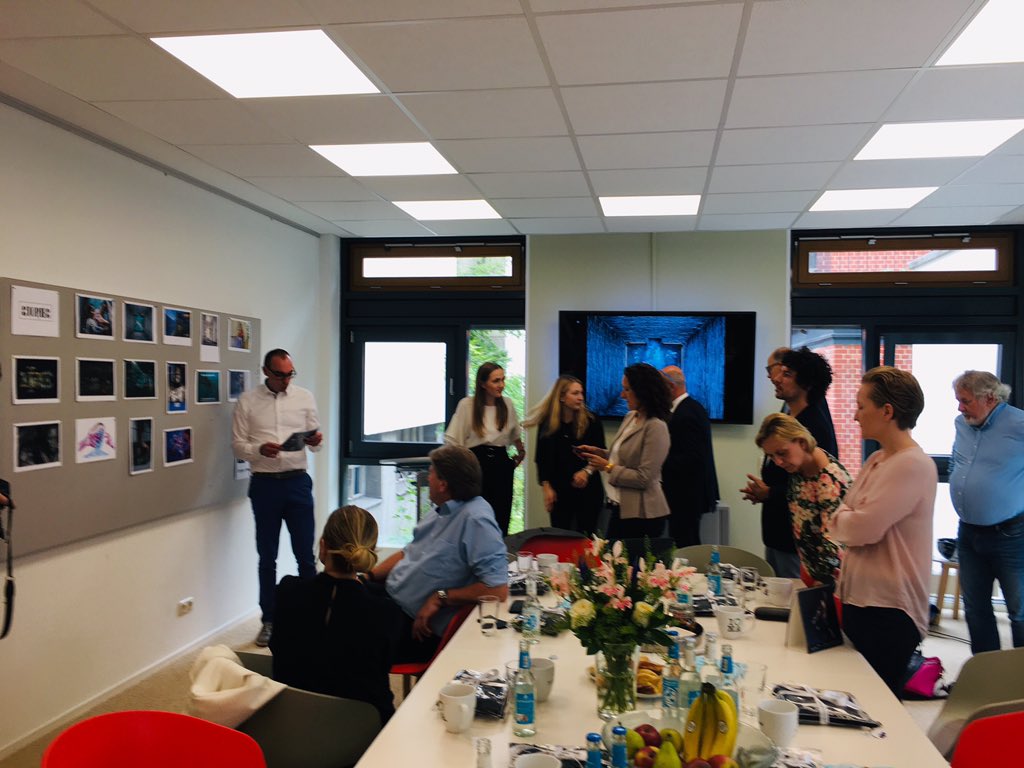 susan_sass's tweet photo. Tolle Jurysitzung bei @newsaktuell mit toller Jury (@SebastianVesper @frankzdeluxe @berle_m @theresahein_ @SusanneMarell #borisentrup @DanielaWeltz) u tollen PR-Bildern. Bin ganz entzückt u freue mich schon jetzt wie Bolle auf die Verleihung im Oktober! 😊🤘 #hartearbeit #prba19 https://t.co/yUXEo9Klc2