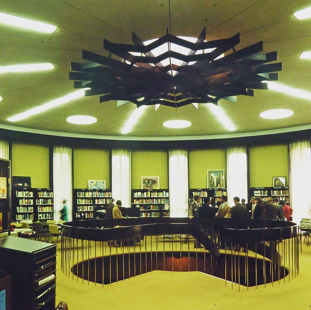 VintageHamilton's tweet photo. The Dr. Harry Paikin Library in the Hamilton Board of Education building in the early 1970s.  The building was torn down in 2012 when the school board built a new headquarters on the Mountain.

Photo courtesy of the HWDSB Educational Archive and Heritage Centre #Hamont https://t.co/pIHAbBt1Vu