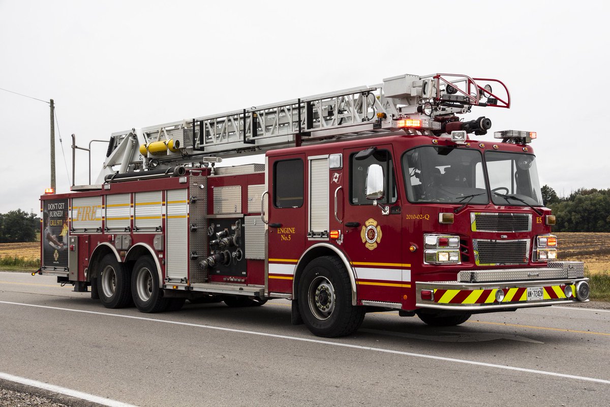 HooksHalligans's tweet photo. London Fire Department, Engine 5. A 2010 Smeal 75' / 23 metre reamount on a Spartan Gladiator / Smeal Sirius cab and chassis. E5 holds 400 gallons / 1500 litres of water and pumps 1750 / 6600 per minute. @LondonFireBuff #firetruck #thinredline #hookshalligans https://t.co/9XsjDwKSaq