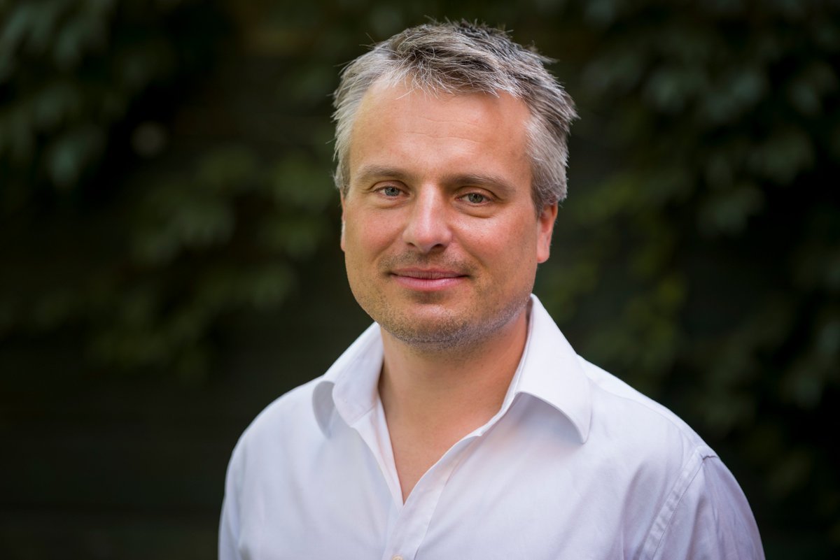 On Friday commencement address for the Class of 2019 by @jorisluyendijk He is known for his non-fiction books, particularly 'Swimming with Sharks' and 'Among the Bankers' #commencementceremony #julyfifth photo: Jelmer de Haas