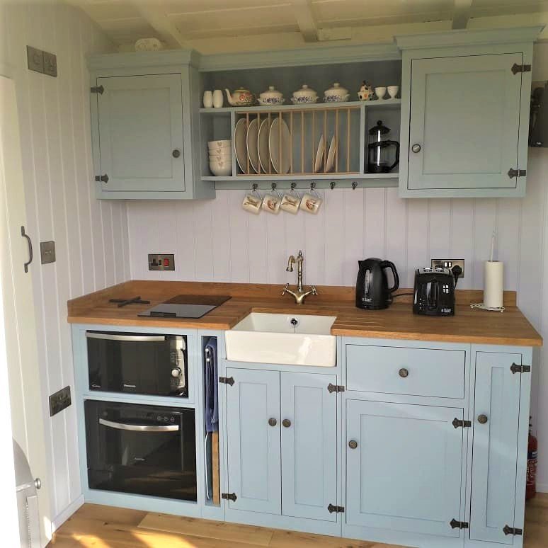 Glampsites's tweet photo. Right on the edge of the #WaveneyValley, this Shepherds hut nestled in the #Norfolk countryside offers the perfect #glamping getaway! We are in love with the kitchen 😍💙 BOOK NOW from £70pn 👉 https://t.co/t4glpU8geT https://t.co/FDfwRtGyYS