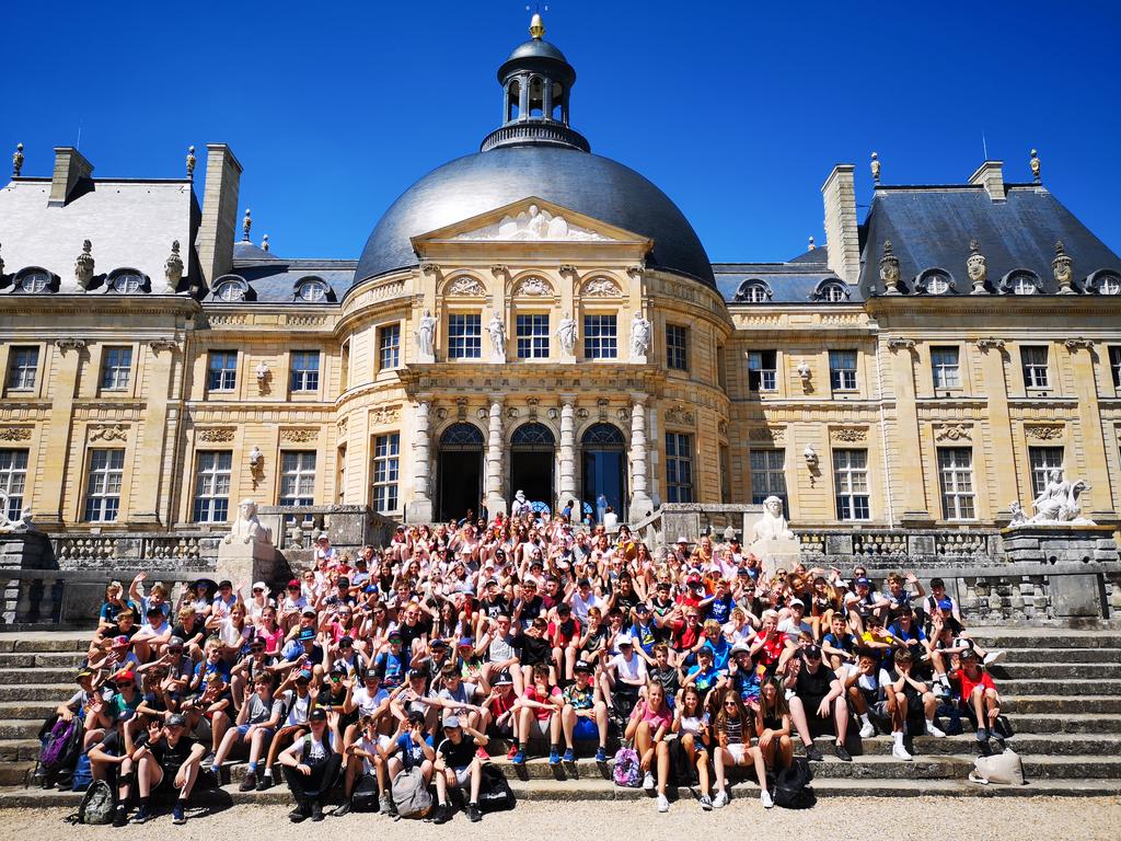 perinstrips's tweet photo. Group photo at the château https://t.co/P9nuJYZJar