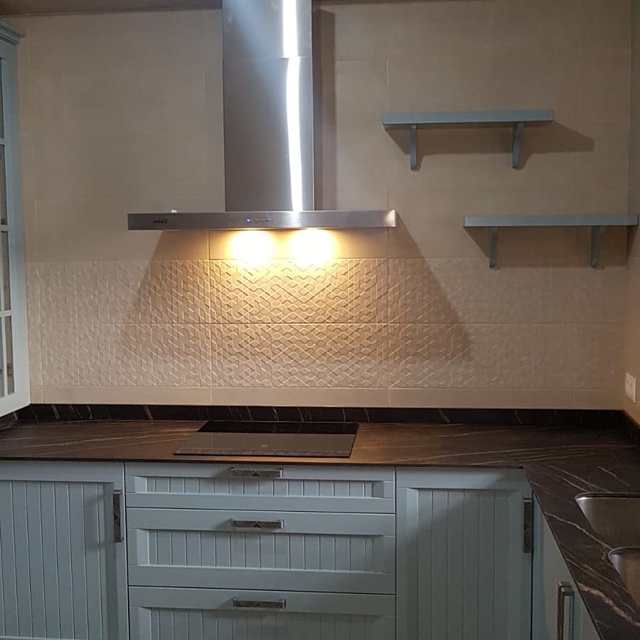 MCocinasJimenez's tweet photo. Cocina en dm lacado, encimera laminam noir desir https://t.co/YUaPlBlJ6w