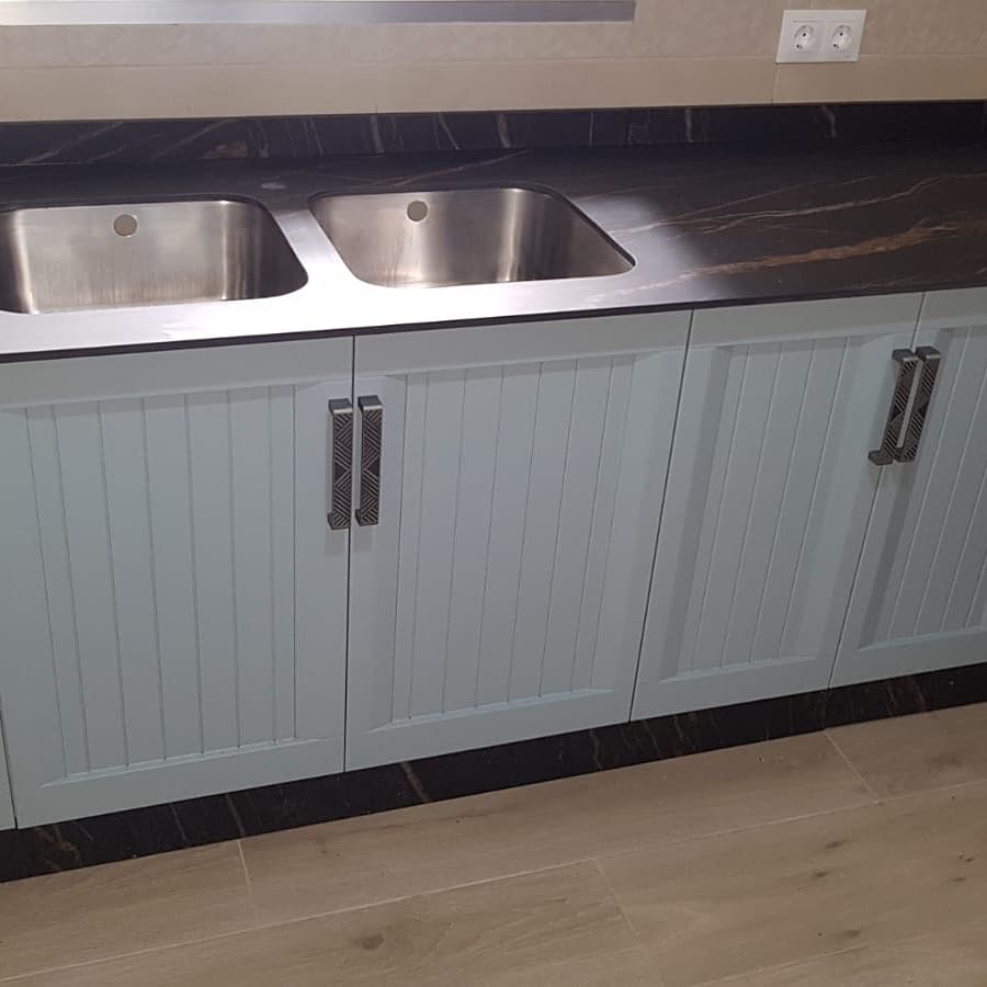 MCocinasJimenez's tweet photo. Cocina en dm lacado, encimera laminam noir desir https://t.co/YUaPlBlJ6w