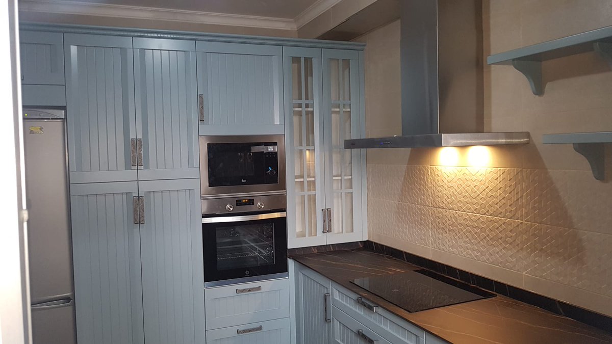 MCocinasJimenez's tweet photo. Cocina en dm lacado, encimera laminam noir desir https://t.co/YUaPlBlJ6w