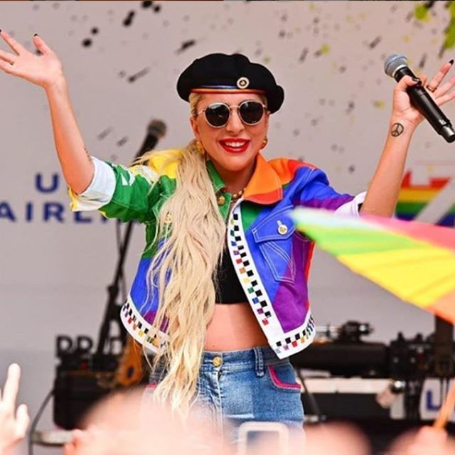 Visio_net's tweet photo. #ladygaga #lunettespolaroid #polaroid #newyork #safilogroup https://t.co/MzUa2USy5x https://t.co/ynvYnGVKjO