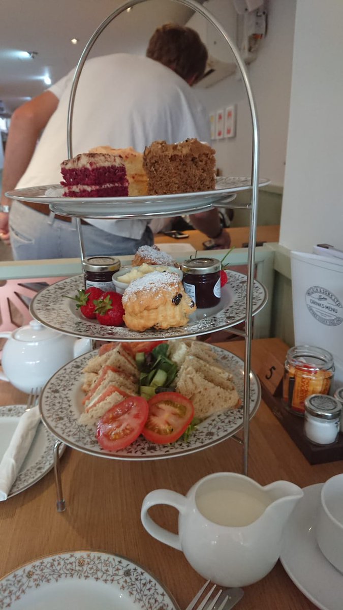 Asela1966's tweet photo. @tiptreetearoom @TiptreePatiss @tiptree Oh I do like to be beside the seaside 😎 The Tiptree Southwold afternoon tea is soooo scrummy 😍#tiptree #roadtrip #cakes https://t.co/WWIJbSLKnp