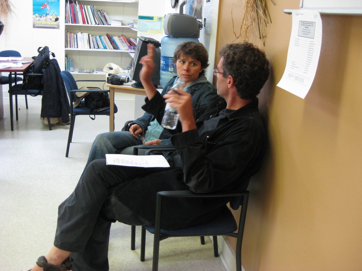 BoucharaCharly's tweet photo. Ça doit être #PetiteVallée @Festivalchanson 2008 dans l'École du P'tit Bonheur..
On a la chaleureuse #CathieBonnet et #EdgarBori 🎶🎸alors formateur avec #PierreFlynn des 3 compositeurEs et 3 parolierEs ✍️🎹y a Julie, Dimitri... https://t.co/QHxkkcgft0