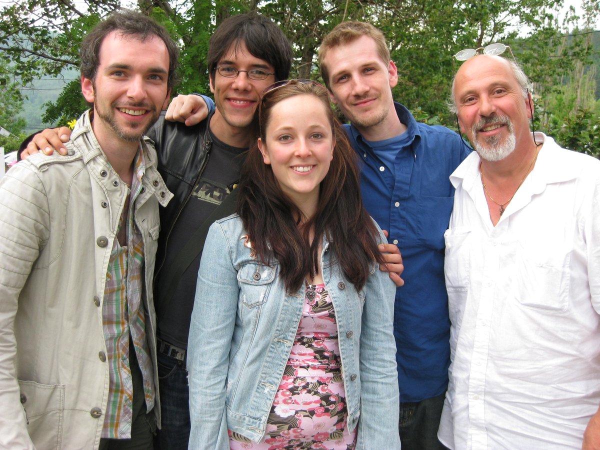 BoucharaCharly's tweet photo. Ça doit être #PetiteVallée @Festivalchanson 2008 dans l'École du P'tit Bonheur..
On a la chaleureuse #CathieBonnet et #EdgarBori 🎶🎸alors formateur avec #PierreFlynn des 3 compositeurEs et 3 parolierEs ✍️🎹y a Julie, Dimitri... https://t.co/QHxkkcgft0