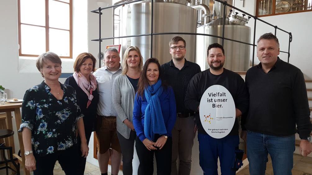 BierBayern's tweet photo. Gemeinsam Brauen - das Team der GeschStelle MUC - in Essing bei der Brauerei Schneider. Danke, noch einmal. https://t.co/8HD0lJn35w