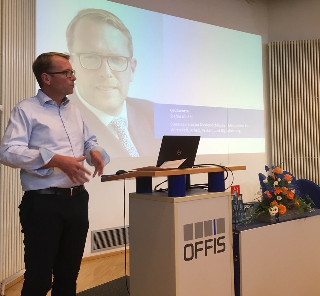 WEforfuture's tweet photo. Staatsskret��r Stefan Muhle @DigiSts auf dem @offis Tag 2019, Fokus #KI/#AI  - „gar nicht mal so schlecht“ wer Niedersachen kennt, mehr Lob geht nicht 😎Zentral wichtig Kooperation &amp; KI (Weiter-)Bildung, Zukunftsthema #countryasaservice - lets KInnovate @startupnds @C3L_Oldenburg https://t.co/55Gazo4zsN