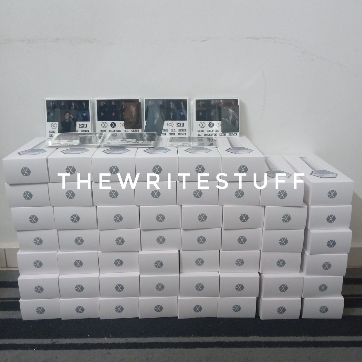 thewritestuff16's tweet photo. #twsupdates
All 54 lightsticks' box is perfect, lightstick itself i dont know because din open 1 by 1 π
and yes, we received all 54 set of pc ππ https://t.co/L8WLm2LYNY