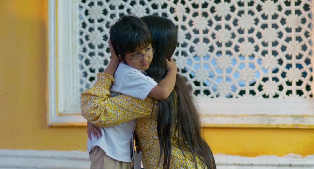 tisha_pradhan's tweet photo. They both got relief when they saw each other being safe from the blast. The way they hugged 😭😭😭😭
#BestMaa #BestBeta ♥️
#yrkkh #Kairav #ShivangiJoshi https://t.co/AiCH0VZF5M