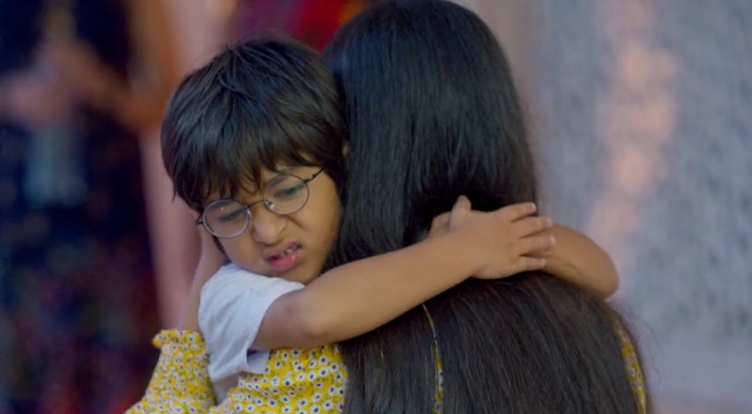 tisha_pradhan's tweet photo. They both got relief when they saw each other being safe from the blast. The way they hugged 😭😭😭😭
#BestMaa #BestBeta ♥️
#yrkkh #Kairav #ShivangiJoshi https://t.co/AiCH0VZF5M